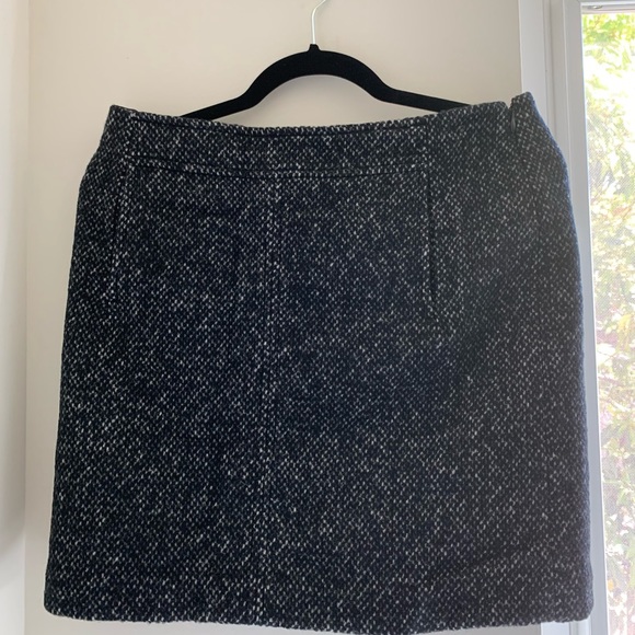 Banana Republic Mini Skirt with pockets! Size 8 - Picture 5 of 5